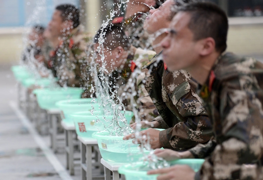 湖南武警战士用脸盆练"闭气功"