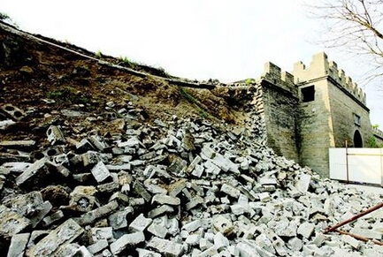 南湖宾馆水上宴会厅附近,一段约19米长的古城墙轰然倒塌,城砖散落一地