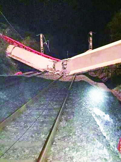 宜岳高速宜都段在建桥梁垮焦柳线中断9小时后恢复通车