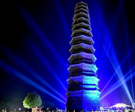 开封千年铁塔上演光影秀