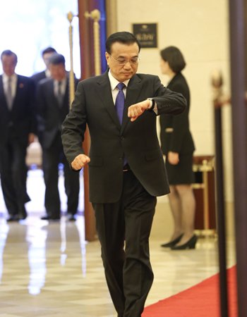 在见下一场外宾途中,李克强总理边走边看手表,以便更精准掌控时间。