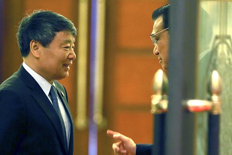 4日上午结束与爱沙尼亚总理罗伊瓦斯会谈后,李克强当即把发改委主任徐绍史叫到身边,要求迅速与泛波罗的海铁路联盟对接。