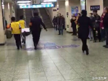 北京地铁1号线一乘客坠轨 被盖白布抬走(图)