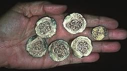 哥伦比亚总统桑托斯5日宣布,搜寻人员在哥伦比亚沿海发现了一艘300多年前被英军击沉、满载宝藏的西班牙帆船。他前一天在微博客网站“推特”上“走漏风声”,宣布发现沉船的消息。他当时写道:“好消息!找到了!我们找到了‘圣何塞’号帆船。”