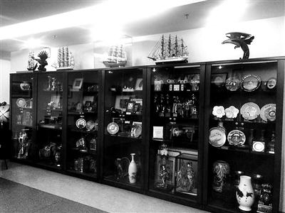 校长办公室外走廊里的礼品柜