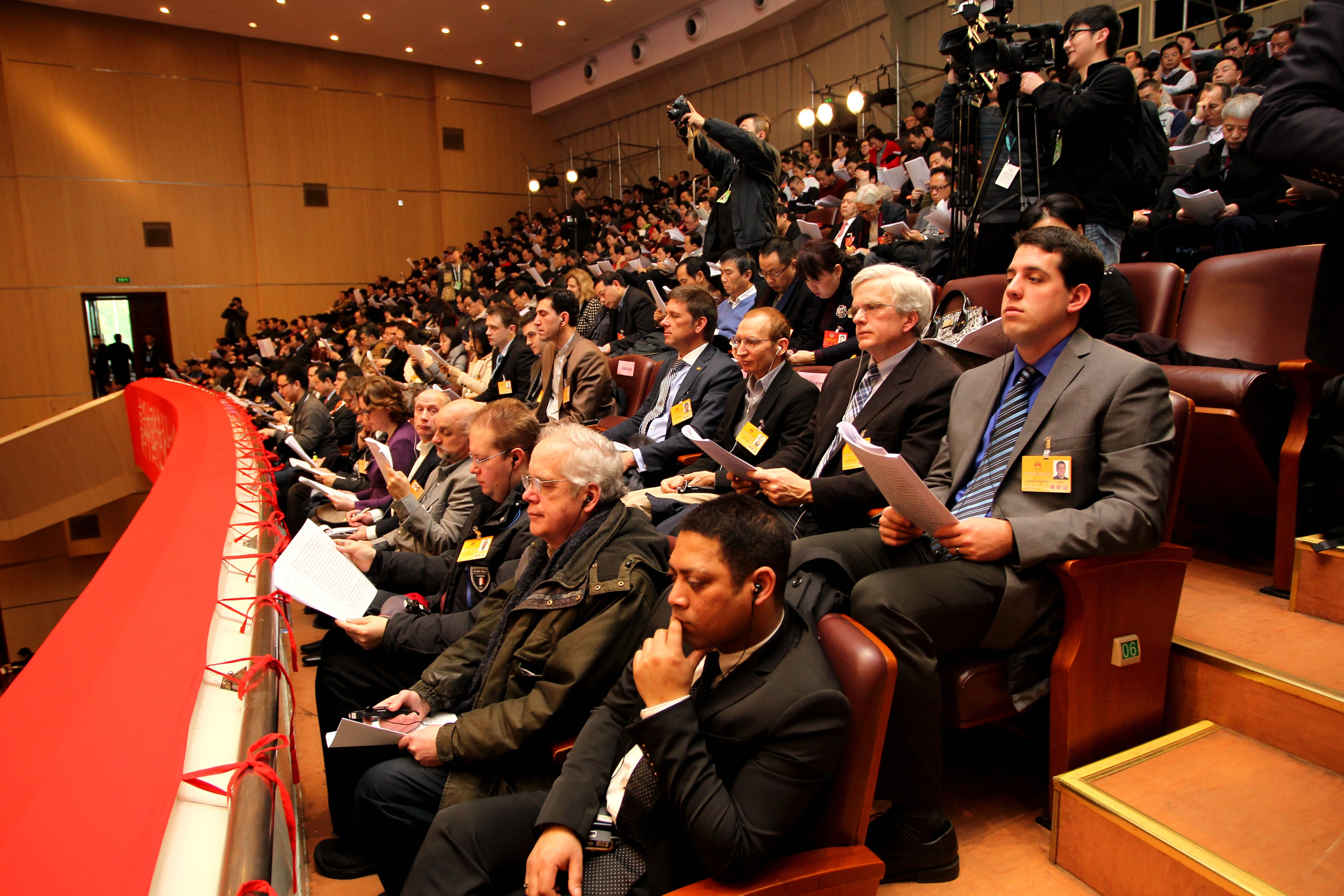 40名外籍人士旁听湖北"两会"