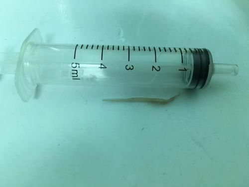 取出的鱼刺长达3.3厘米。上游新闻记者 雷键 摄