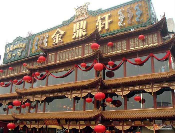 前晚一段视频在网上热传,"北京金鼎轩雍和宫店员工将客人喝剩的水重新