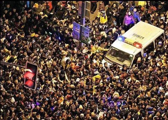 2014年12月31日的跨年夜活动上，因很多游客市民聚集在上海外滩迎接新年，上海市黄浦区外滩陈毅广场东南角通往黄浦江观景平台的人行通道阶梯处底部有人失衡跌倒，继而引发多人摔倒、叠压，致使拥挤踩踏事件发生，造成36人死亡，49人受伤。