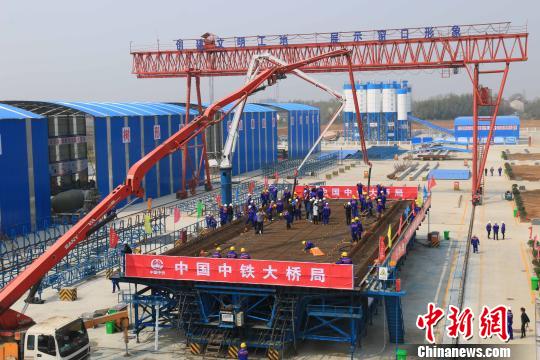 湖北汉十高铁浇筑首孔铁路箱梁预计4年后建成通车
