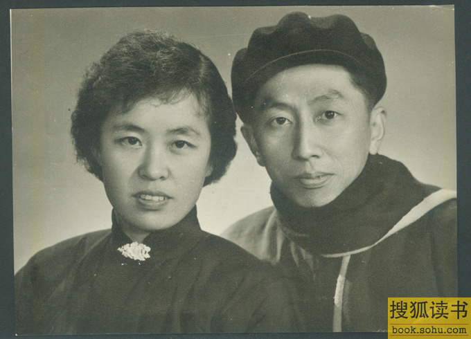 年轻阎肃穿军装风采.本策划摘自阎肃之子阎宇所著《阎肃人生》.