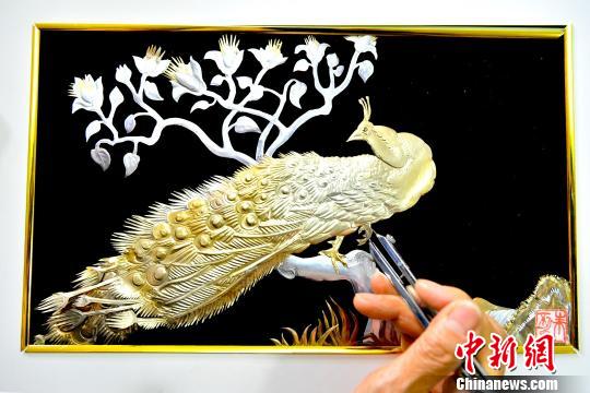 湖北老汉“雕刻”易拉罐 创作200多件浮雕艺术品