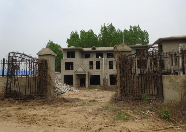 地南阳市卧龙区官方认定该处建筑违法占地,违法建设,并称依法强制拆除