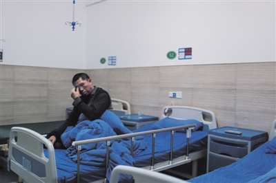 今年1月,刘强在精神病院住院期间被病友挖去双眼眼珠,现在,医院将他