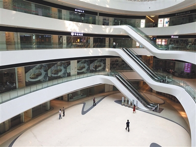 银河SOHO商业区,尚有部分商铺未开业。