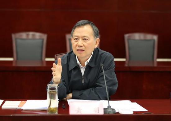 黄明