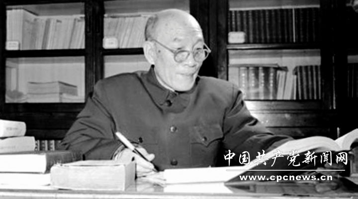 中国共产党民主革命纲领的确定：1922年7月，中共二大在上海举行。图为中共“二大”代表李达1963年在武汉大学建校50周年之际为哲学系编写了《马克思主义哲学大纲》讲义。图片来源：光明网