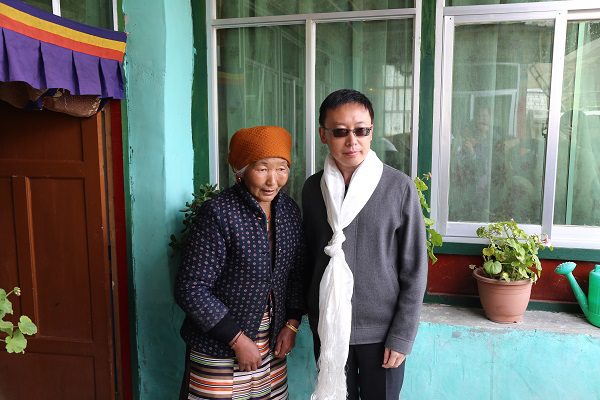 对于三年来的帮助,巴桑卓嘎通过翻译不断的表达着感谢,当白色的哈达挂