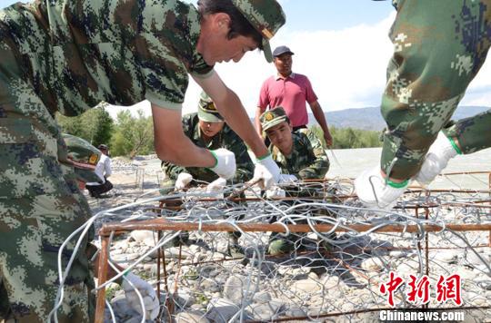 新疆布尔津河多处河堤现险情边防官兵全程参与抢险