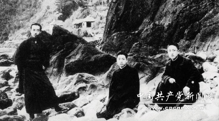 1920年夏到1921年春，共产党早期组织在上海、北京、武汉、长沙、济南、广州等地以及赴日、旅欧留学生中相继成立。图为1917年，周恩来（中）与留日同学在东京合影。图片来源：《党史博览》杂志社