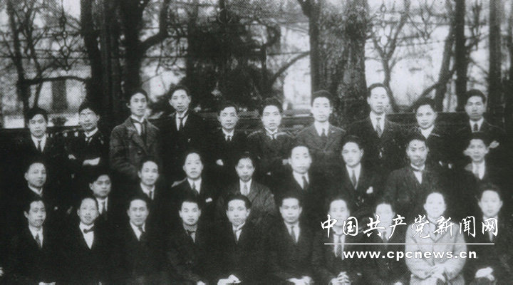 1920年夏到1921年春，共产党早期组织在上海、北京、武汉、长沙、济南、广州等地以及赴日、旅欧留学生中相继成立。图为1922年6月，赵世炎（前排左二）、周恩来（后排右六）等在巴黎成立旅欧中国少年共产党。图为参加成立大会的成员在巴黎郊外布伦森合影。图片来源：《党史博览》杂志社