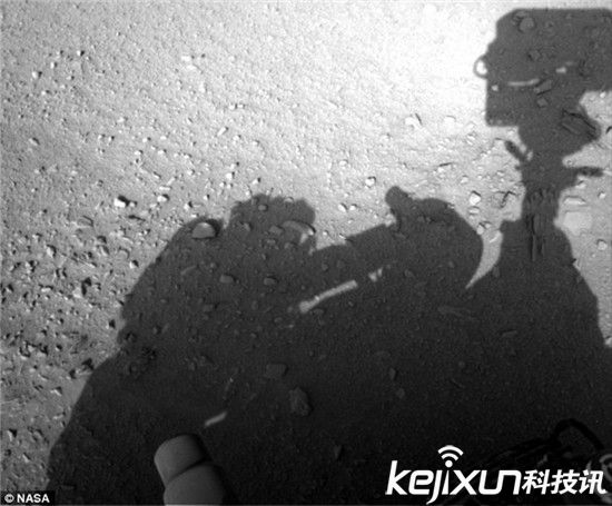 NASA发火星最新照片 神秘阴影让人震惊