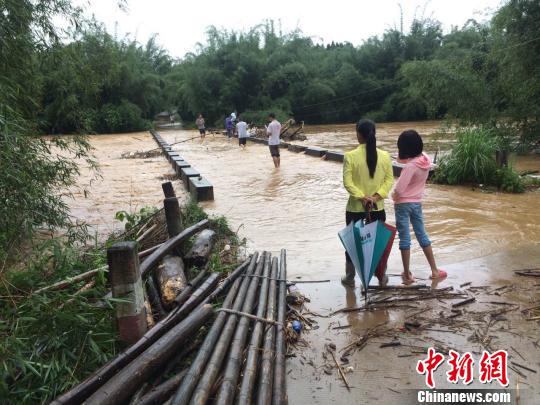 图为广西融安县大将镇合理村里煌桥被水淹没。　钟欣 摄