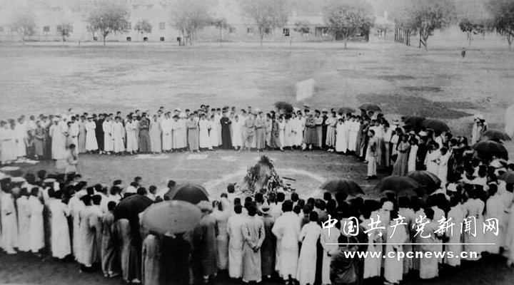 1919年5月4日，五四运动爆发。图为清华大学的学生在焚烧日货。图片来源：国家博物馆《复兴之路》展览