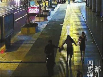 犯罪嫌疑人骑摩托实施抢夺。(视频截图)