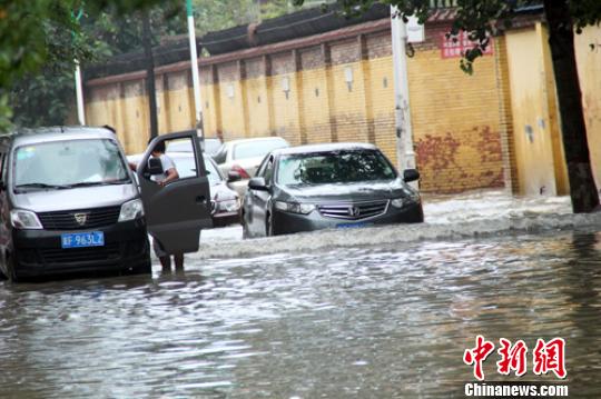 车辆在积水中艰难行驶。 于俊亮 摄 车辆在积水中艰难行驶。 于俊亮 摄