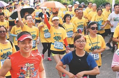 16日，南京各界人士参与的羊山湖环湖10公里公路争霸赛开赛。500名热爱跑步的赛手，共享跑步减压、放松身心的快乐。
