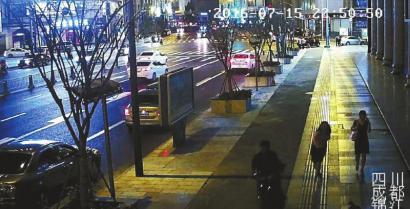 抢夺后,犯罪嫌疑人逃离现场。(视频截图)