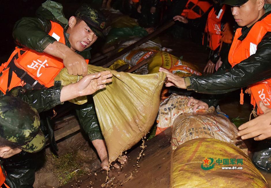 震撼瞬间!抗洪堤坝那些难忘的记忆
