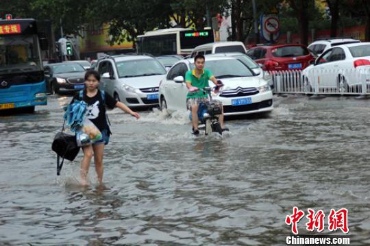 降雨造成保定市区多个路段积水严重。 于俊亮 摄 降雨造成保定市区多个路段积水严重。 于俊亮 摄