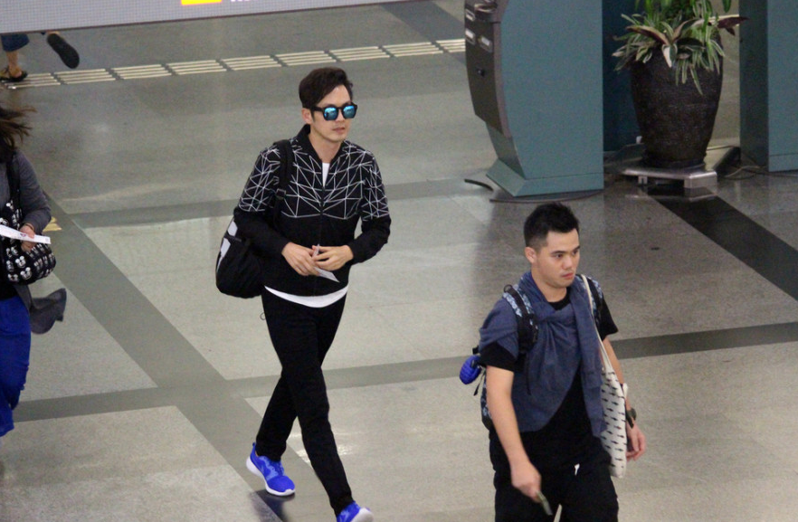 钟汉良帅气遭跟拍 助理斥迷妹