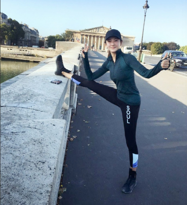 张雨绮一字马秀美腿小道显异域风情