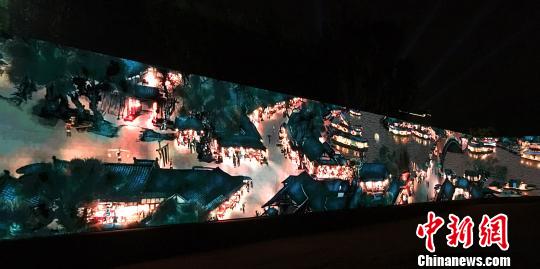 图为夜晚的3D动态版《清明上河图》。 蒋青琳 摄 图为夜晚的3D动态版《清明上河图》。 蒋青琳 摄