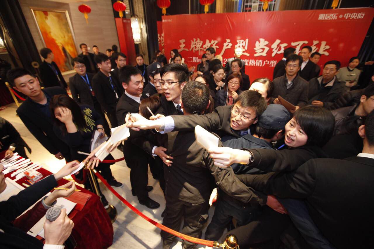 聚焦丨"抢房"现象不止 消除恐慌是关键