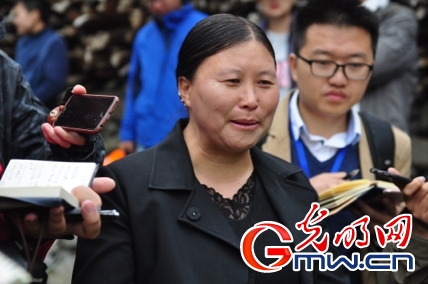 【网络媒体走转改】夹金山下玫瑰开 花香洒满致富路 【网络媒体走转改】夹金山下玫瑰开 花香洒满致富路