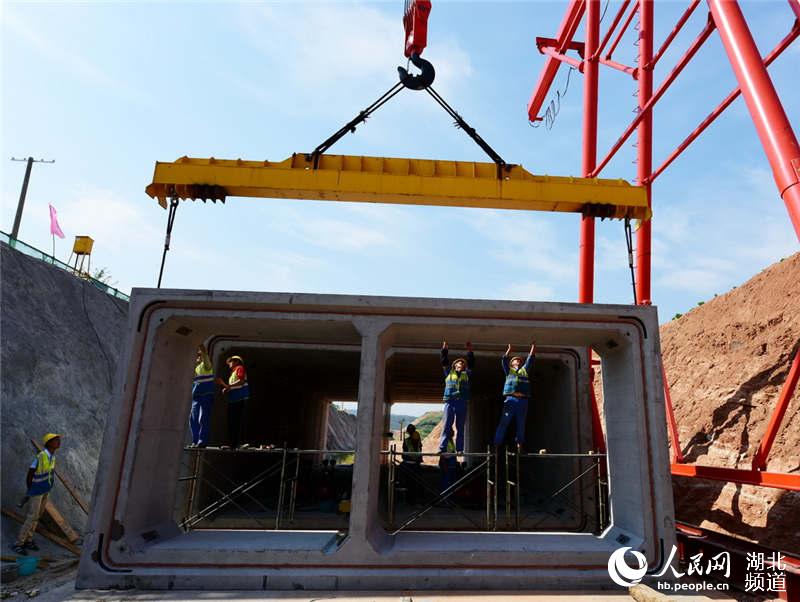 图为吊装组合中的地下综合管廊