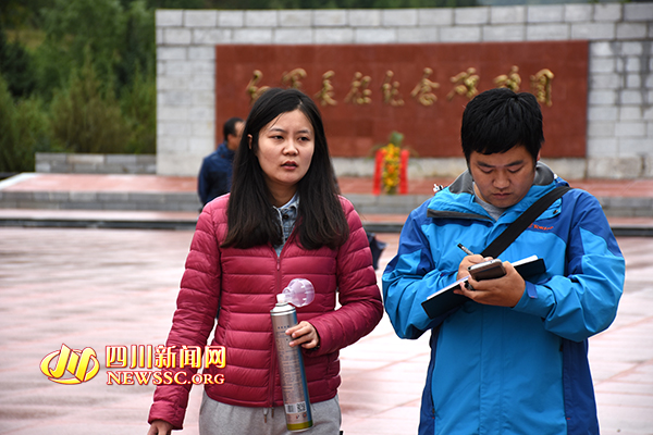 张紫璇(左一)接受记者采访