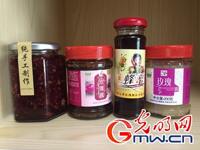 【网络媒体走转改】夹金山下玫瑰开 花香洒满致富路 【网络媒体走转改】夹金山下玫瑰开 花香洒满致富路