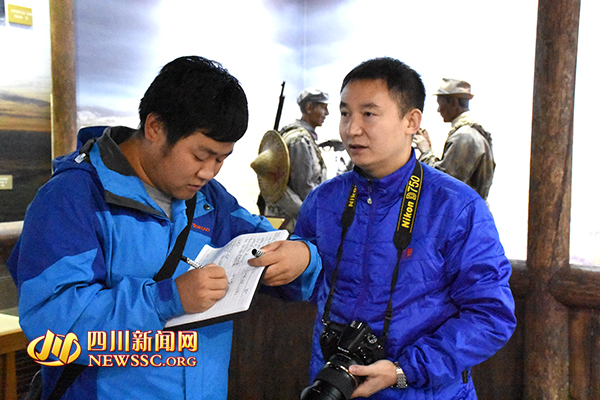 高飞(右一)接受记者采访