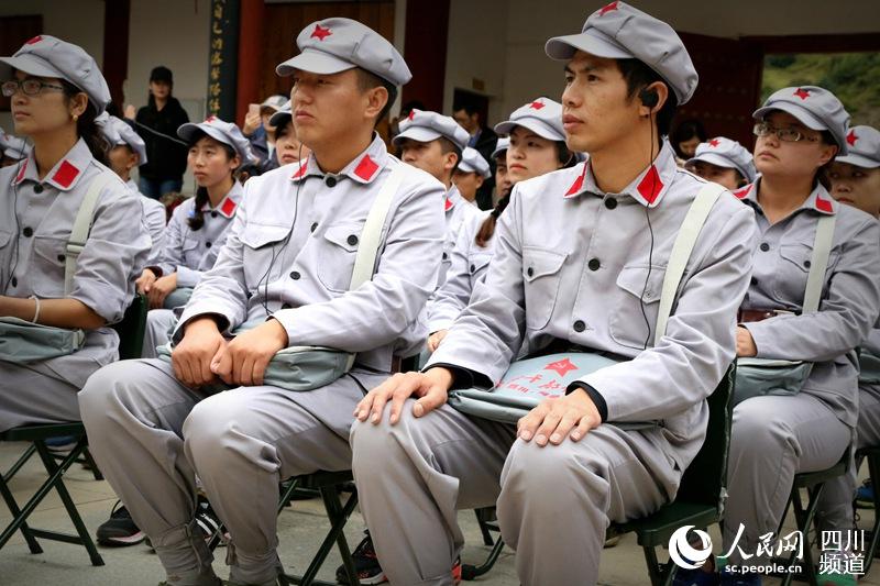 年轻干部们来到两河口会议遗址参加长征干部学院的培训。(朱虹 摄)