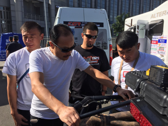 樊廷军检查自己的赛车樊廷军预检前试车樊廷军的赛车明天,"玲珑轮胎