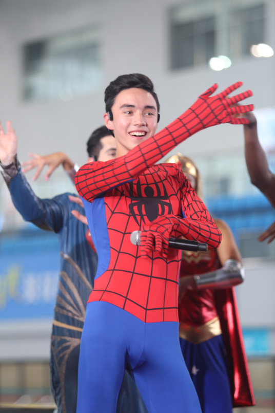 《阳光艺体能》蜘蛛侠来汉秀京腔 超蝙携绿巨人闹泳池