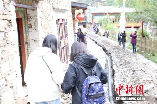 图为西索村里的游客。吕春荣 摄 点击进入下一页