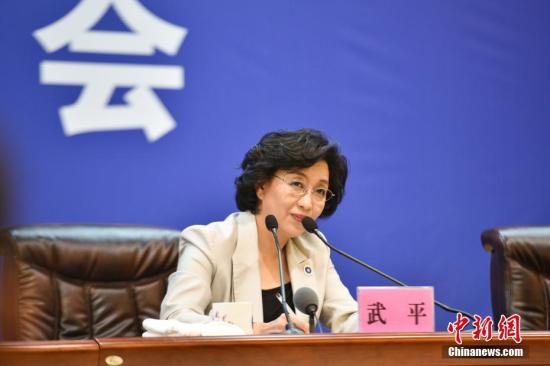 10月16日,神舟十一号载人飞行任务新闻发布会在酒泉举行,宣布神舟十一号载人飞船将于10月17日7时30分发射。神舟十一号飞行乘组由航天员景海鹏和陈冬组成,景海鹏担任指令长。付毅飞 摄 点击进入下一页