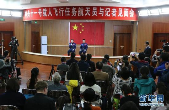 10月16日,神舟十一号载人飞行任务航天员景海鹏(左)、陈冬在酒泉卫星发射中心出席记者见面会。 新华社记者 李刚 摄 图片来源:新华网 点击进入下一页