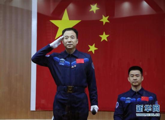 10月16日,神舟十一号载人飞行任务航天员景海鹏(左)、陈冬在酒泉卫星发射中心出席记者见面会。 新华社记者 李刚 摄 图片来源:新华网 点击进入下一页